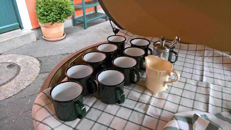 Kaffeebecher auf dem Big Green Egg XXLarge